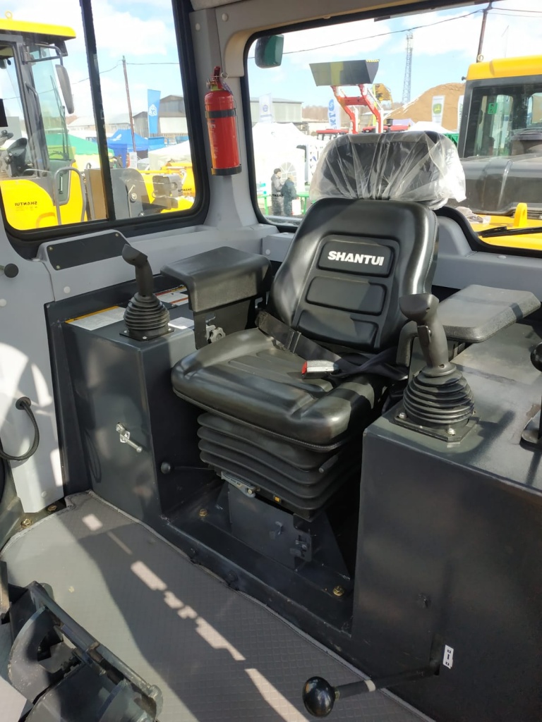 Обзор кабины бульдозера SHANTUI SD 17_1.jpg